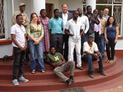 Josef Hawle mit afrikanischen Künstlern in Simbabwe